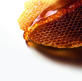 Abeille Royale Honey Smile Lift - Crema pentru buze si contur antirid