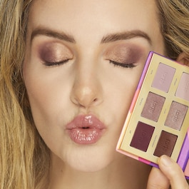 Glam On The Go Must-Haves Set - Set de machiaj în format de voiaj