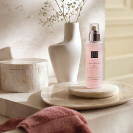 The Ritual of Sakura - Spray stralucitor pentru corp