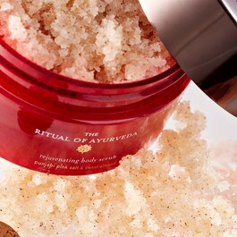 The Ritual of Ayurveda Body Scrub - Exfoliant pentru corp