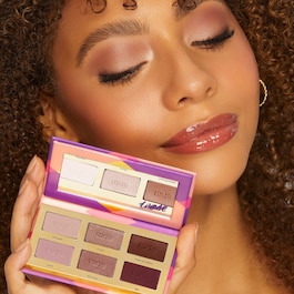 Glam On The Go Must-Haves Set - Set de machiaj în format de voiaj