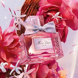 Miss Dior Parfum - Note florale intense, fructate și lemnoase