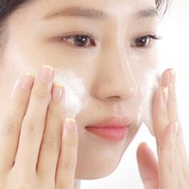 Hydrating Cleansing Foam with Green Tea - Spuma de curatare hidratanta