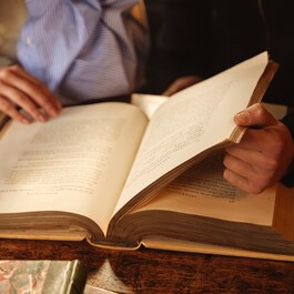 Replica Whispers in the Library - Lumanare parfumata
