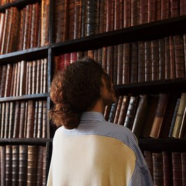 Replica Whispers in the Library - Lumanare parfumata