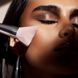 Cheek-Hugging Bronzer Brush - Pinceau pudra bronzanta