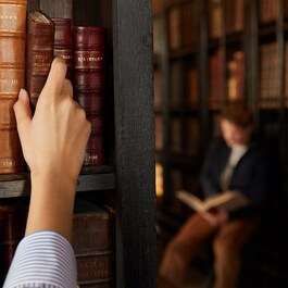 Replica Whispers in the Library - Lumanare parfumata