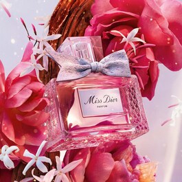 Miss Dior Parfum - Note florale intense, fructate și lemnoase