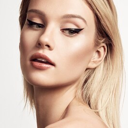 Flyliner Longwear Liquid Eyeliner - Tus de ochi