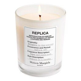Replica Whispers in the Library - Lumanare parfumata