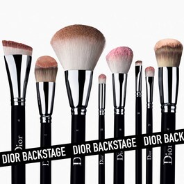 Bone marrow forest volunteer Foundation Brush No.12 - Pensula pentru fondul de ten acoperire mare ❘ DIOR  BACKSTAGE ≡ SEPHORA